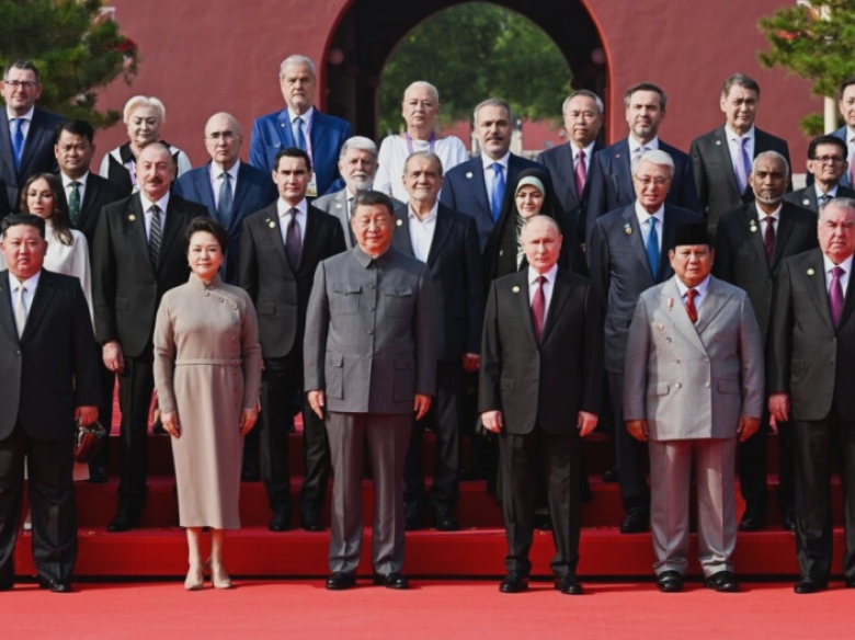 scandal la iasi se cere retragerea titlului de cetatean de onoare pentru adrian nastase 68b95d40eb82f