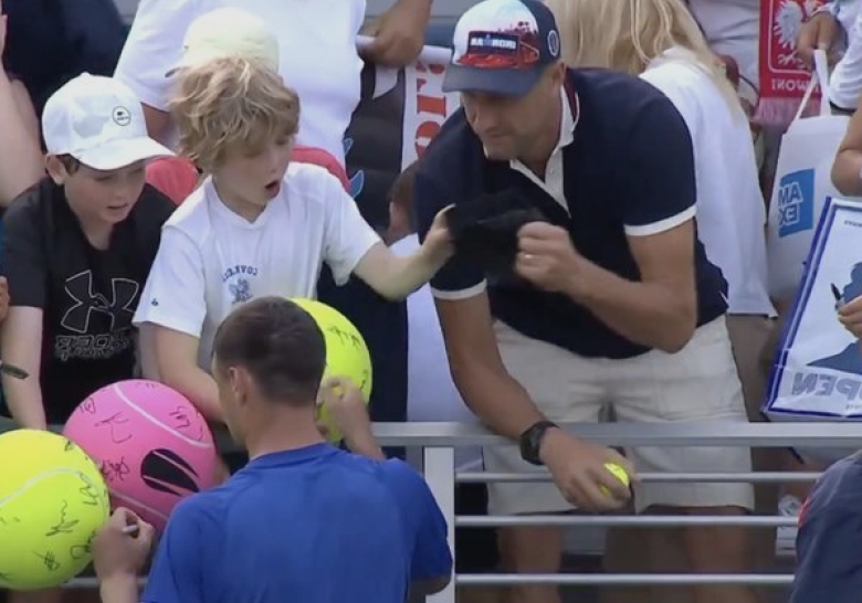 scandal la us open un om de afaceri a furat sapca cu autograf destinata unui copil cum s a terminat totul 68b5a4a9dc255