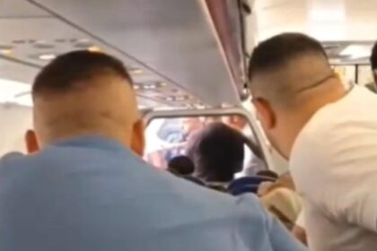 scandal urias intr un avion cu destinatia bucuresti 30 de persoane s au luat la bataie 68c79d115dba4