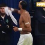 scene bizare la un meci de fotbal din rusia un jucator i a oferit tricoul unui suporter iar apoi l a luat inapoi 68cdca6bcfd65