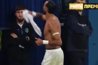 scene bizare la un meci de fotbal din rusia un jucator i a oferit tricoul unui suporter iar apoi l a luat inapoi 68cdca6bcfd65