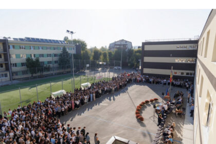 scoala ferita de proteste 68bf10cdb9c72