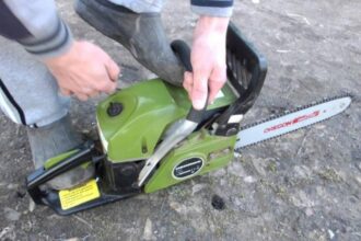 tanar atacat in zarnesti de un barbat si fiica minora a acestuia fata il lovea cu bata tatal il taia cu drujba 68bf6547bc5bc