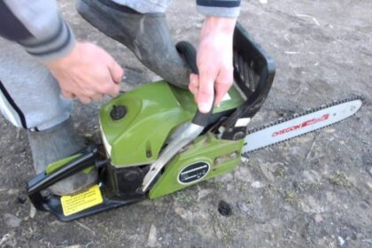 tanar atacat in zarnesti de un barbat si fiica minora a acestuia fata il lovea cu bata tatal il taia cu drujba 68bf6547bc5bc