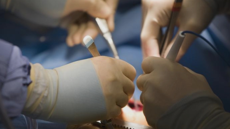 tanar operat de urgenta la iasi dupa ce si a taiat grav antebratul intr un geam 68b53ee1c772f