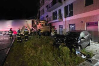 tir scapat de sub control la cluj a lovit doua masini parcate si un stalp apoi s a izbit de o cladire 68c25ae948abb