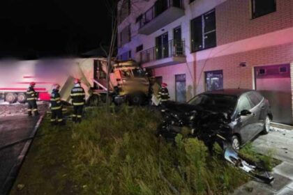 tir scapat de sub control la cluj a lovit doua masini parcate si un stalp apoi s a izbit de o cladire 68c25ae948abb