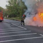 trafic blocat pe dn 17 in judetul suceava o masina a luat foc in mers doi tineri s au salvat in ultimul moment 68b9cd9f84216