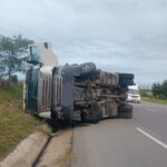 trafic ingreunat in strunga pe dn 28 dupa ce un autotren incarcat cu marfa s a rasturnat pe carosabil 68d4d83e35412