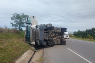 trafic ingreunat in strunga pe dn 28 dupa ce un autotren incarcat cu marfa s a rasturnat pe carosabil 68d4d83e35412