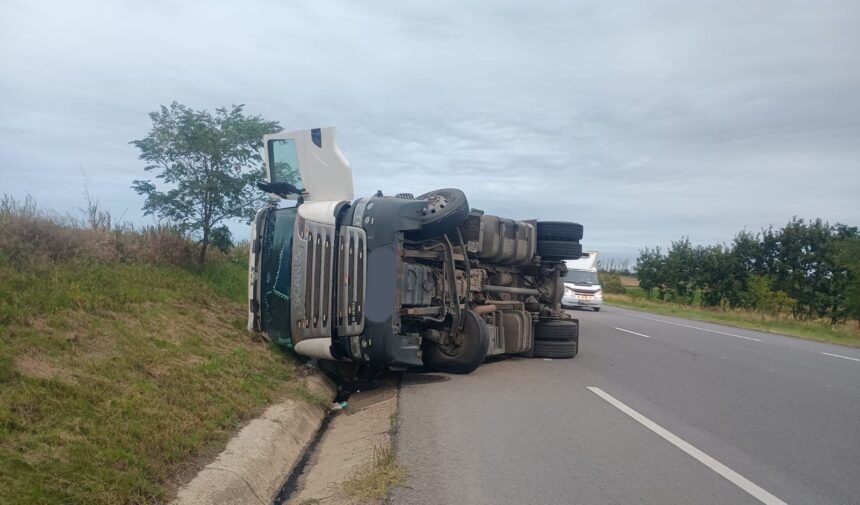 trafic ingreunat in strunga pe dn 28 dupa ce un autotren incarcat cu marfa s a rasturnat pe carosabil 68d4d83e35412