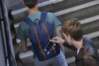 trei persoane retinute la galati dupa ce au batut si jefuit doi adolescenti printre agresori si o fata de 17 ani 68c934e6d5897