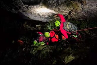 turist francez ranit in muntii bucegi a fost recuperat de salvamontisti dupa o operatiune de peste 6 ore video 68ccfcf4251a9