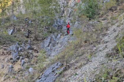 turisti in pantofi si fara echipament salvati din bucegi jandarmii montani i au cautat 9 ore in conditii dificile video 68ce91d334d3c