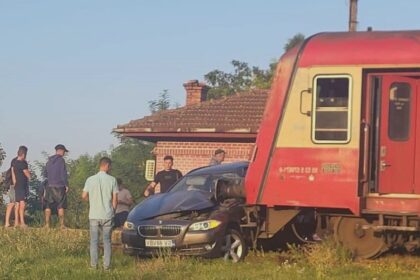 un autoturism in care se aflau doua persoane lovit de tren in iasi un copil a fost transportat la spital 68b77bb0c10e7 1