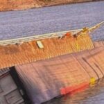 un bac s a scufundat in dunare dupa ce un camion cu floarea soarelui a ajuns la bord victimele au sarit din ambarcatiune 68b8c9cd46b3e