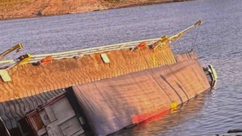 un bac s a scufundat in dunare dupa ce un camion cu floarea soarelui a ajuns la bord victimele au sarit din ambarcatiune 68b8c9cd46b3e