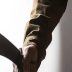 un barbat a atacat cu maceta mai multi copii si politisti agresorul a fost ucis de oamenii legii 68cc6da7d6dbf