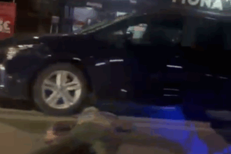 un barbat a fost lovit de doua autoturisme in timp ce traversa strada unul dintre soferi a parasit locul accidentului 68c50b2b16094