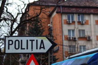 un barbat din bistrita ar fi agresat doi copii de 11 ani si i a bagat cu forta intr o masina minorii au sarit din vehicul 68c7ef25570df