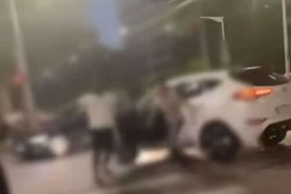 un barbat nemultumit ca nu i s ar fi acordat prioritate la trecerea pentru pietoni a agresat un sofer din burundi video 68c0037996a3b