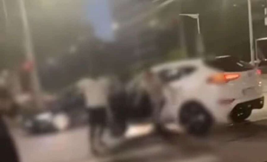 un barbat nemultumit ca nu i s ar fi acordat prioritate la trecerea pentru pietoni a agresat un sofer din burundi video 68c0037996a3b