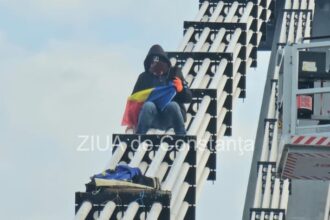 un barbat s a urcat pe podul de la agigea si a cerut turul 2 inapoi si calin georgescu presedinte traficul a fost blocat video 68bea419549e4