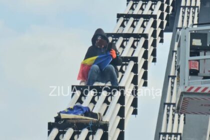 un barbat s a urcat pe podul de la agigea si a cerut turul 2 inapoi si calin georgescu presedinte traficul a fost blocat video 68bea419549e4