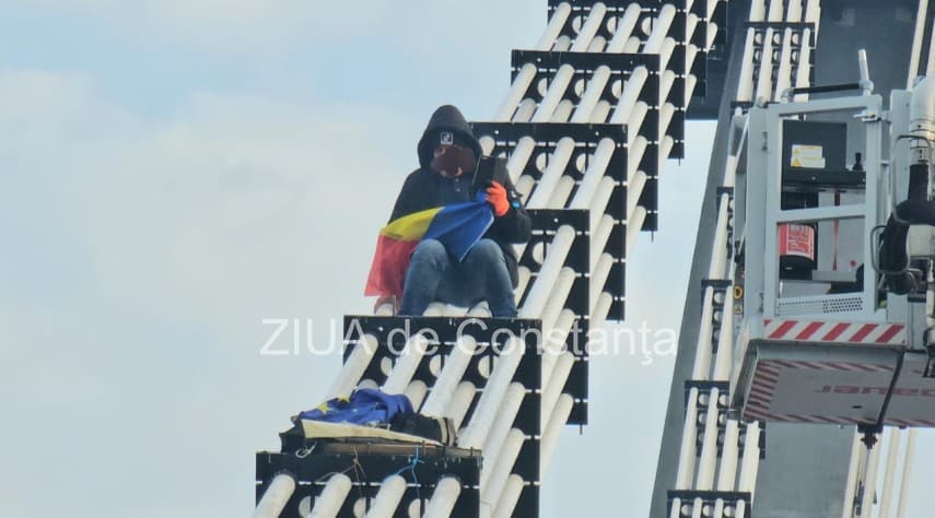 un barbat s a urcat pe podul de la agigea si a cerut turul 2 inapoi si calin georgescu presedinte traficul a fost blocat video 68bea419549e4