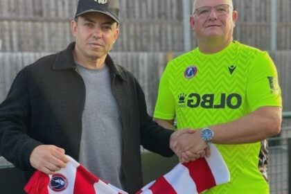 un club englez din liga a sasea a angajat un fan in varsta de 54 de ani ca portar de urgenta 68bb26a4005a7