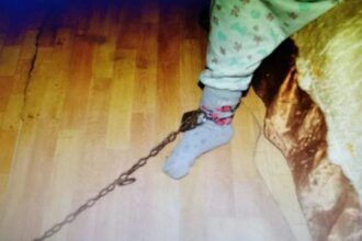 un copil de 10 ani a fost gasit legat si incuiat intr o locuinta din sibiu tatal a fost retinut 68bfee9b768a8