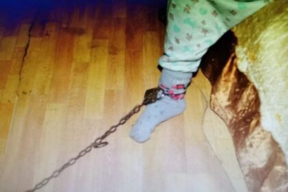 un copil de 10 ani a fost gasit legat si incuiat intr o locuinta din sibiu tatal a fost retinut 68bfee9b768a8