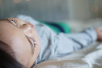 un copil de doi ani incuiat in portbagaj de propriii parinti pentru ca acestia sa manance la restaurant au vrut o seara in doi 68c50d721ae82