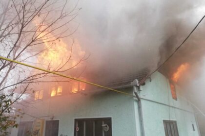 un iesean a dat foc casei socrilor fiindca iubita cu care avea doi copii i a dat papucii apoi a povestit toata tarasenia unui sofer 68c16a224367a