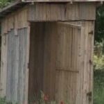 un iesean a fost obligat sa si sape o toaleta in fundul curtii din cauza apavital ce a decis instanta 68b6351fdbb13