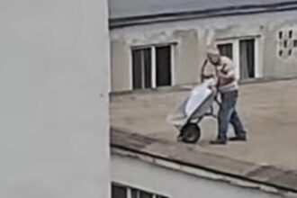 un muncitor a rasturnat o roaba cu moloz direct de pe acoperisul blocului unde lucra la ploiesti amenda primita video 68c3bed2d5b72