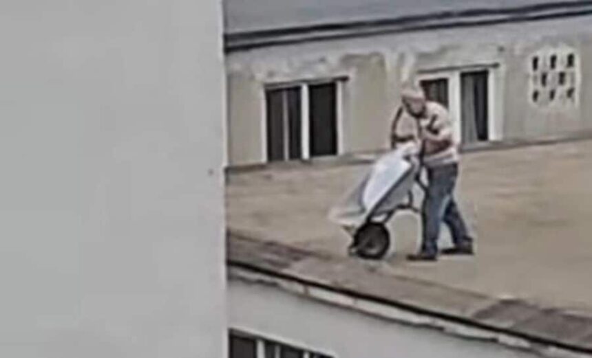 un muncitor a rasturnat o roaba cu moloz direct de pe acoperisul blocului unde lucra la ploiesti amenda primita video 68c3bed2d5b72