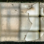 un recidivist liberat pentru buna purtare a spart gardul unei case a demontat un geam a furat o butelie si un lcd si le a vandut pe mai nimic unui trecator 68d174826692e