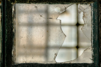 un recidivist liberat pentru buna purtare a spart gardul unei case a demontat un geam a furat o butelie si un lcd si le a vandut pe mai nimic unui trecator 68d174826692e