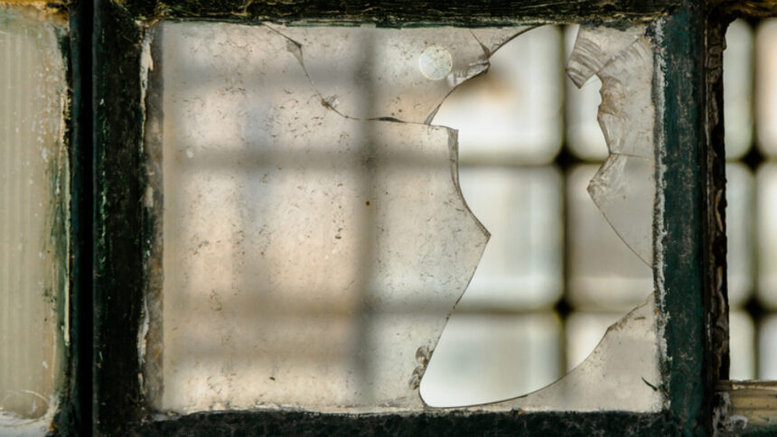 un recidivist liberat pentru buna purtare a spart gardul unei case a demontat un geam a furat o butelie si un lcd si le a vandut pe mai nimic unui trecator 68d174826692e