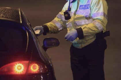 un sofer baut care a provocat un accident rutier in nicolina si a incredintat ulterior masina unui barbat cu o alcoolemie aproape la fel de mare ca si a lui 68b82f670c660
