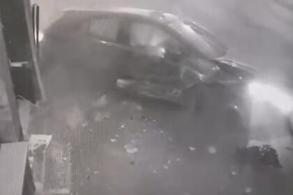 un sofer baut s a lovit de un refugiu de tramvai dupa care s a proptit cu masina intr o casa de pariuri video 68cfc6022b1de