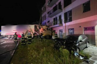 un tir a lovit un bloc in cluj napoca a distrus doua masini si a doborat un stalp 68c27541da50f