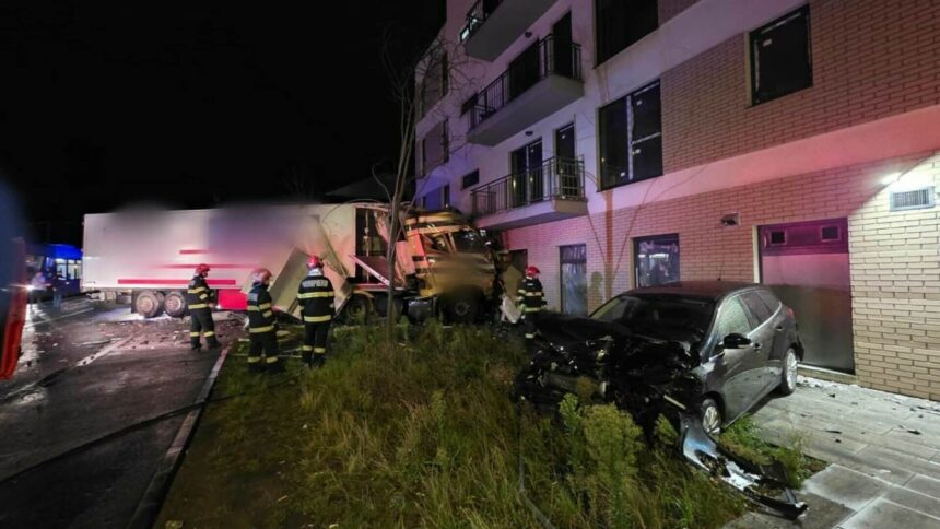 un tir a lovit un bloc in cluj napoca a distrus doua masini si a doborat un stalp 68c27541da50f