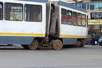 un tramvai a deraiat in bucuresti dupa ce a lovit o trotineta electrica lasata pe sine 68bfd90e13a63