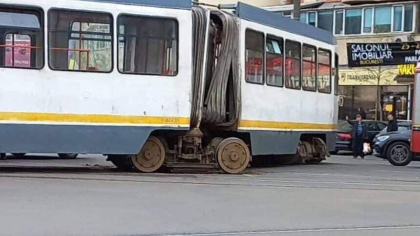 un tramvai a deraiat in bucuresti dupa ce a lovit o trotineta electrica lasata pe sine 68bfd90e13a63
