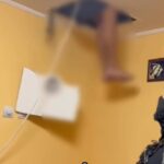 video momentul in care un infractor coboara din tavanul fals unde s a ascuns de frica mascatilor 68cd5b9f339ae