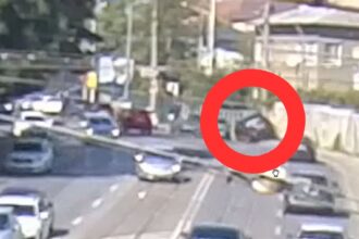 video un pieton din iasi a scapat ca prin minune dupa ce o masina a intrat pe trotuar 68cdbe16b4be5