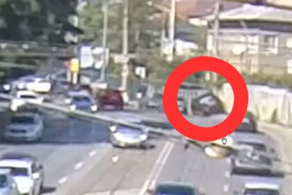 video un pieton din iasi a scapat ca prin minune dupa ce o masina a intrat pe trotuar 68cdbe16b4be5