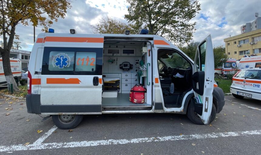 730 000 km la bord si 13 ani vechime am urcat in cea mai veche masina de salvare din parcul ambulantei iasi cum arata este inca functionala si salveaza vieti 68f2dce69c938